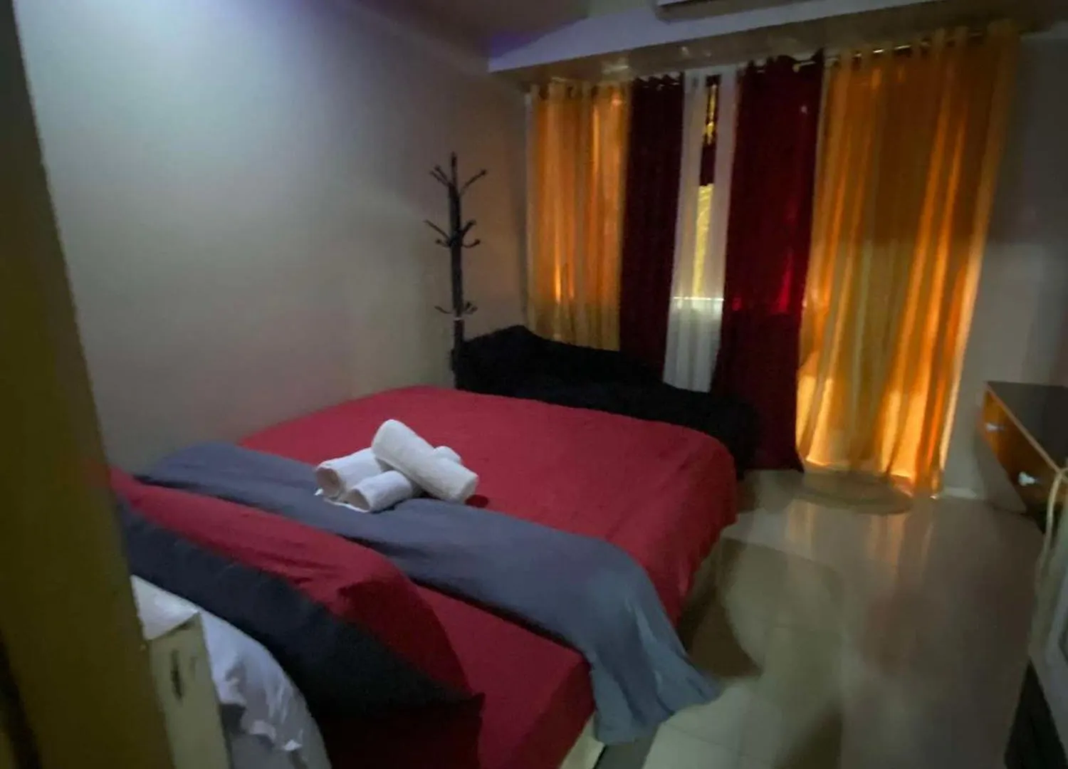 257-1Br 2 Queen Size Bed 1Sofa Bed 1 Extra Matress Manila 0*,  Filippinerne